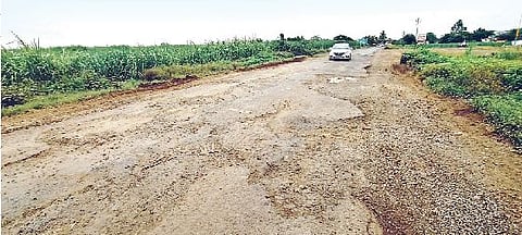 नागरगाव (ता. शिरूर) परिसरातील रस्त्यावर खड्ड्यांची झालेली चाळण.