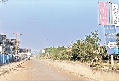 खराडी ते शिवणे नदीपात्रातील रखडलेले रस्त्याचे काम.