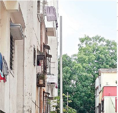 धायरी येथील बेनकरवस्ती परिसरातील पथदिव्यांचे खांब.