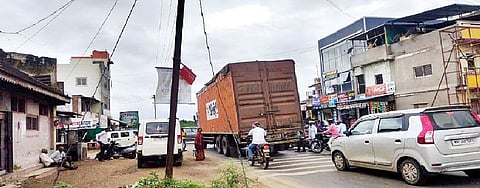 कळंब येथे पुणे-नाशिक रस्त्यावर वाहतुकीला अडथळा ठरणारे खांब.