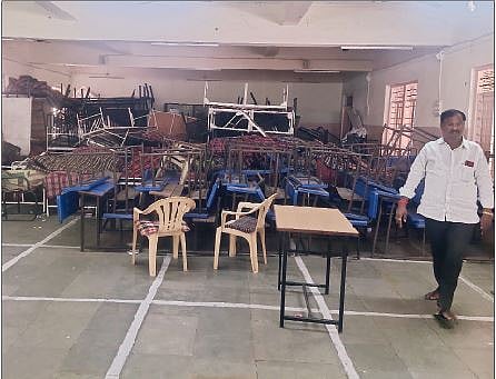 कोंढव्यातील संत गाडगे महाराज शाळेतील मुख्य हॉलमध्ये कोरोना काळात खाटा व गाद्यांचा पडलेला खच.