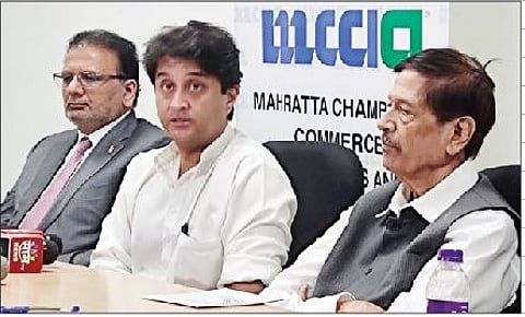 पत्रकारांशी बोलताना ज्योतिरादित्य शिंदे. शेजारी खा. गिरीश बापट.