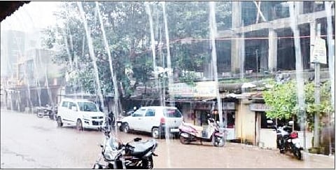 भोरला अवकाळी पावसाने झोडपले.