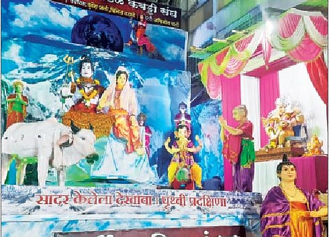 सूर्योदय मित्रमंडळाने साकारलेला कार्तिकेय स्वामींच्या पृथ्वी प्रदक्षिणेचा हलता देखावा. (छाया : यशवंत कांबळे)