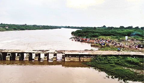 8सराटी (ता. इंदापूर) येथील विस्तीर्ण पात्र असलेल्या निरा नदीवर गणपती विसर्जनासाठी झालेली गर्दी. छाया : राजेंद्र कवडे - देशमुख