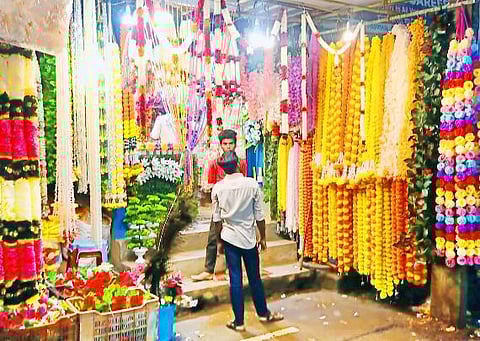 पुणे : बाजारपेठांमध्ये उत्साह; निर्बंधमुक्त गणेश उत्सवामुळे भक्तांसह व्यावसायिकांमध्ये आनंदाला उधाण