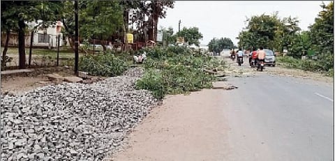 माळेगाव नगरपंचायत हद्दीतील राज्यमार्गाच्या चौपदरीकरणाच्या कामाला गती मिळाली आहे.