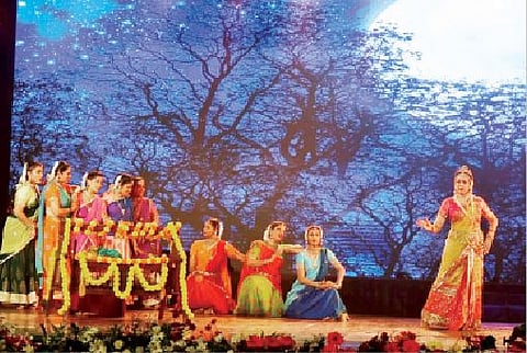 हेमा मालिनी आणि सहकलाकारांनी ‘यशोदा कृष्ण बॅले’ ही नृत्यनाटिका सादर करून उपस्थितांची मने जिंकली.