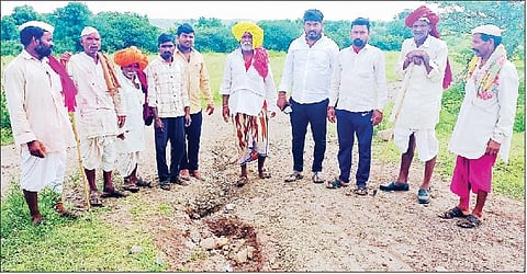 पोंढे (ता. पुरंदर) येथील धनगर वस्तीवर जाणार्या रस्त्याची झालेली दुरवस्था दाखवताना वस्तीवरील ग्रामस्थ.