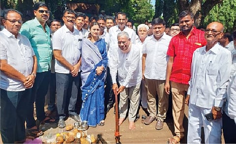 माळेगाव ते माळेगाव कारखाना-22 फाटा या रस्ता कामाची सुरुवात करताना अध्यक्ष बाळासाहेब तावरे व संभाजी होळकर आदी. (छाया : प्रा. अनिल धुमाळ)