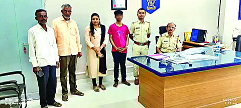 देवळा : सापडलेला वासोळपाडे येथील अल्पवयीन मुलगा. समवेत देवळा पोलिस ठाण्याचे अधिकारी. (छाया : सोमनाथ जगताप)