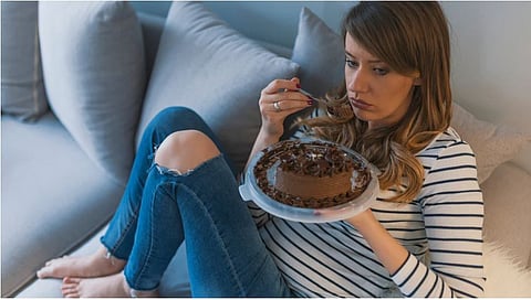 सतत गोड खाण्याची इच्छा? असू शकतो ‘हा’ मानसिक आजार, डॉक्टरना भेटाच!