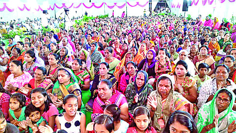 सातपूर : परिसरातील श्रमिकनगर येथील श्रीराम कथेस उपस्थित भाविक छाया : कमलाकर तिवडे