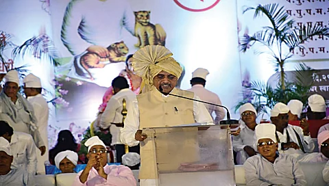 नाशिक : अखिल भारतीय महानुभाव संमेलनात समारोपप्रसंगी बोलतांना ना. डॉ. भागवत कराड. (छाया : हेमंत घोरपडे)