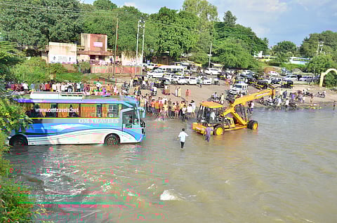 नाशिक : गोदाघाटावरील पुरात प्रवासी बस अडकते तेव्हा…!