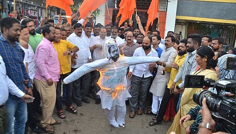 नाशिकमध्ये शिवसेनेकडून रामदास कदम यांच्या प्रतीकात्मक पुतळ्याचे दहन