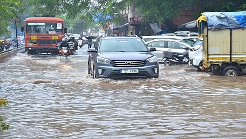 नाशिक शहराला पावसाने झोडपले ; रस्ते जलमय, देवी मंडळ कार्यकर्त्यांची धावपळ