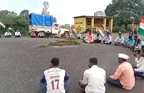 देवगाव : रस्ता दुरुस्तीसाठी देवगाव फाटा येथे रास्ता रोको आंदोलन करताना श्रमजीवी संघटनेचे कार्यकर्ते. (छाया : तुकाराम रोकडे)