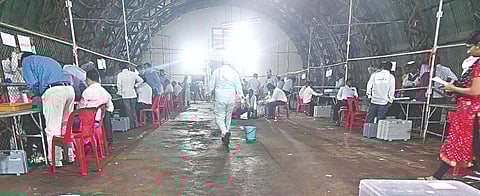 दिंडोरी : ग्रामपंचायत निवडणुकीसाठी सज्ज असलेली मतदान यंत्रे वाटप यंत्रणा. (छाया : समाधान पाटील)