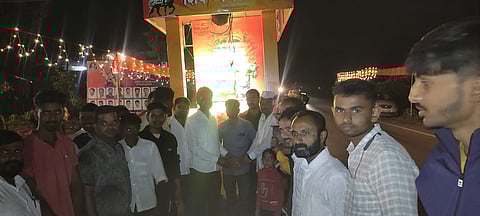 कळवण : शिवध्वजाची प्रतिष्ठापनाच्या औचित्याने शिवध्वज रथयात्रेचा प्रारंभ करण्यात आला.