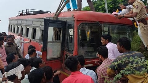 परभणी : एसटी-रिक्षाच्या अपघातात ४० प्रवासी जखमी