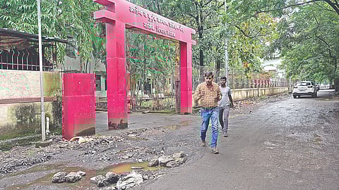 नाशिक : शहरातील त्र्यंबक रोडवरील जिल्हा शासकीय रुग्णालय आवारात ठिकठिकाणी अस्वच्छता असून, रुग्णांसह रुग्णालयीन कर्मचार्यांच्याही आरोग्याचा प्रश्न निर्माण झाला आहे.(छाया : हेमंत घोरपडे)