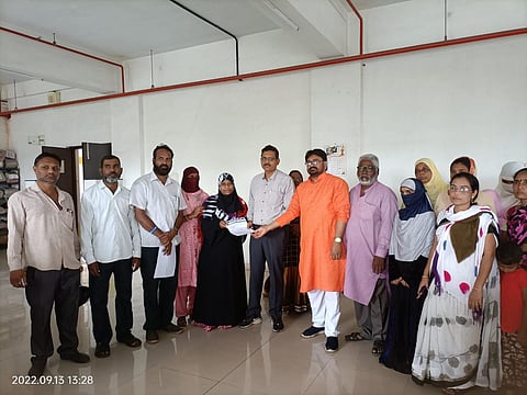 नाशिकरोड: दुर्गंधीयुक्त नाल्यांबाबत रिपब्लिकनतर्फे विभागीय अधिकाऱ्यांना निवेदन देताना शशिकांत उन्हवणे आदी. (छाया : उमेश देशमुख)