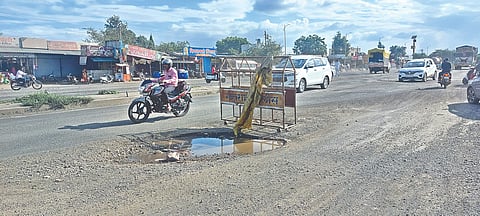 ओझर : दहावा मैल चौफुलीनजीक राष्ट्रीय महामार्गावरील खड्ड्याजवळ अपघात टाळण्यासाठी लावलेले तात्पुरते बॅरिकेड.(छाया : मनोज कावळे)