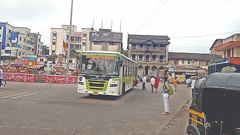 नाशिक : पंचवटी कारंजा येथे बसथांबा सोडून भररस्त्यात उभी केलेली सिटीलिंकची बस. (छाया : हेमंत घोरपडे)