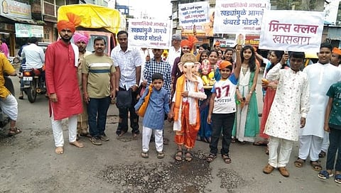 कोल्हापूर : रस्त्यावरील खड्ड्यामुळे माझेकंबरडे मोडले, विसर्जन मिरवणुकीत प्रिन्स क्लबचा उपासनात्मक देखावा