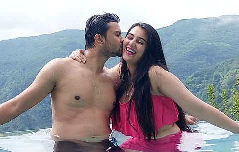 Sai Lokur : मंगळागौरीनंतर सई पतीसोबत स्विंमिग पुलात रोमॅंटिक मूडमध्ये