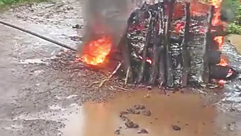 नाशिक : भरपावसात रस्त्यावरच करावे लागले अंत्यसंस्कार, सगळेच गहिवरले