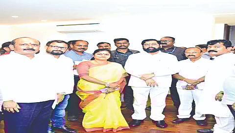 मुंबई : मुख्यमंत्री एकनाथ शिंदे यांच्या वर्षा बंगल्यावर उपस्थित संजय बच्छाव, लक्ष्मी ताठे, नरेश म्हस्के आदी पदाधिकारी.