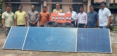 धुळे : सोलर प्रकल्पातील साहित्यासह टोळीतील पाच जणांना ताब्यात घेतांना निजामपूर पोलीस. (यशवंत हरणे).