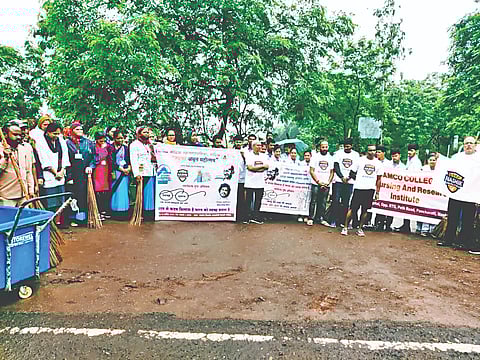 पंचवटी : स्वच्छता मोहिमेत सहभागी झालेले विभागीय स्वछता निरीक्षक संजय दराडे, शशिकांत पारख, स्वच्छता कर्मचारी व नागरिक.(छाया : गणेश बोडके)