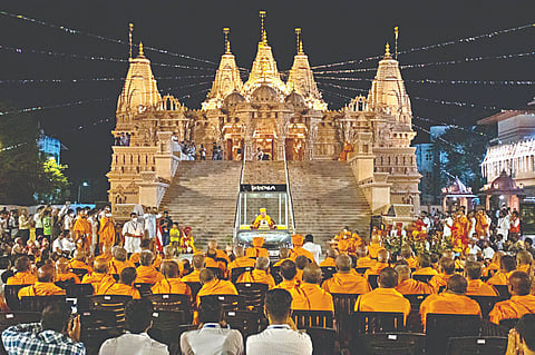 पंचवटी : स्वामीनारायण मंदिरात मूर्तीप्राणप्रतिष्ठा सोहळ्याप्रसंगी महंत.