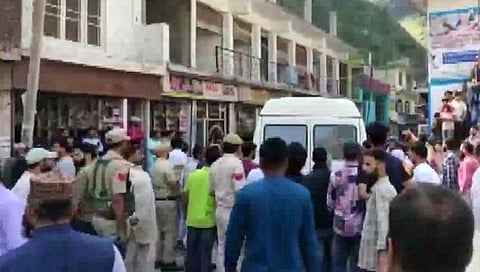 जम्मू-काश्मीर : पूंछमध्ये बस दरीत कोसळून ११ जणांचा मृत्यू