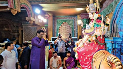 राज्यातील 40 महिषासुरांचा नायनाट कर; अंबादास दानवेंचे टेंभी नाक्यावरील देवीला साकडे