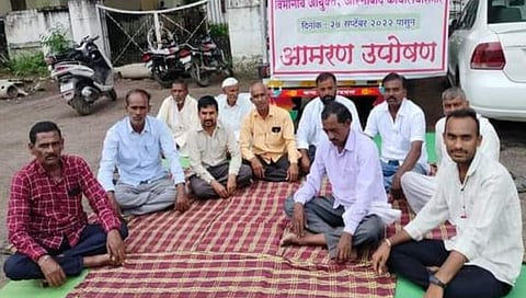 परभणी : धानोरा काळे येथील शेतकऱ्यांचे विभागीय आयुक्त कार्यालयासमोर उपोषण