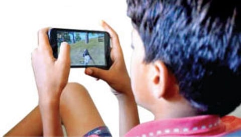 कोल्हापूर : सोशल मीडियाने तरुणाईला जखडले!