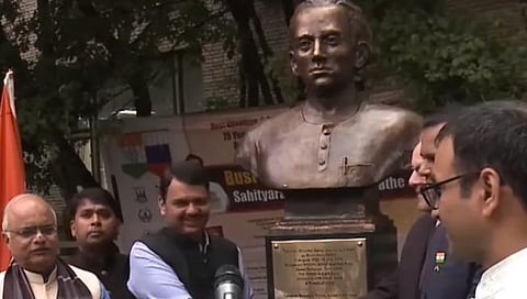 मॉस्कोमध्ये अण्णाभाऊ साठेंच्या पुतळ्याचे देवेंद्र फडणवीसांच्या हस्ते अनावरण