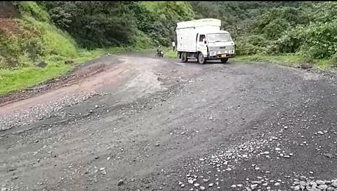 सिंधुदुर्ग : रस्त्यांच्या दुरावस्थेमुळे कोकण-पश्चिम महाराष्ट्राच्या कनेक्टीव्हीटीवर परिणाम