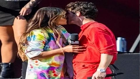 प्रियांका चोप्रा हिने भर कार्यक्रमात निकला स्टेजवर केले किस