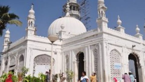 Haji Ali Dargah : हाजी अली दर्ग्याला चादर, फुलांऐवजी पैसे द्या