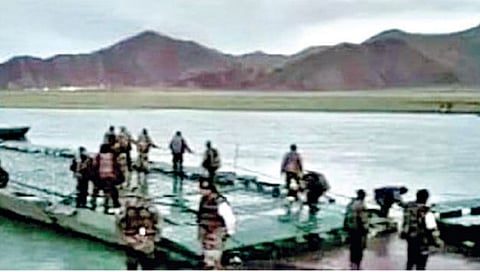 चीनच्या नाकावर टिच्चून लडाखमध्ये भारतीय जवानांनी सिंधूवर उभारला पूल