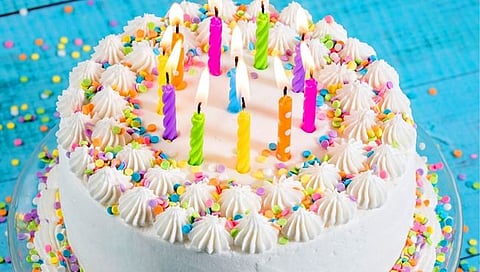 तलवारीने केक कापणे ‘बर्थडे बॉयला’ पडले महागात