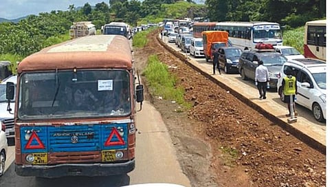 पोलादपूर ते मुंबई… 10 तास ! चाकरमान्यांचा परतीचा प्रवास बनला वाहतूक कोंडीचा
