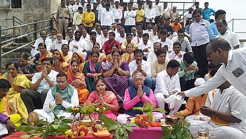 पैठण: मुख्यमंत्र्यांच्या दौऱ्या अगोदरच शिवसैनिकांनी उरकले नाथसागर धरणाचे जलपूजन