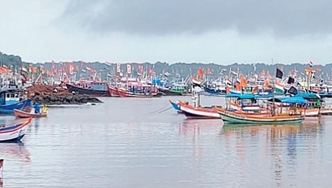 सिंधुदुर्ग : देवगड बंदरात गुजरातमधील 121 नौका; मच्छीमारांना सतर्कतेचा इशारा