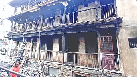 नाशिक : फावडे लेनमधील आंबेकरवाड्यास लागलेली आग.